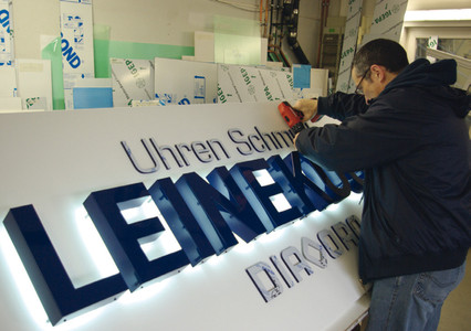 Montage der indirekt beleuchteten
Reliefbuchstaben sowie der Profilbuchstaben des Firmenschilds.